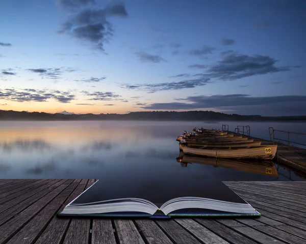 Bellissimo paesaggio alba sul lago ancora con barche sul molo — Foto Stock