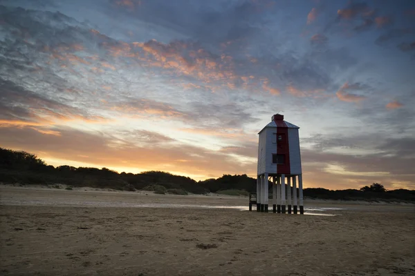 Sunrise краєвид дерев'яні Діджуса маяк на пляжі влітку — стокове фото