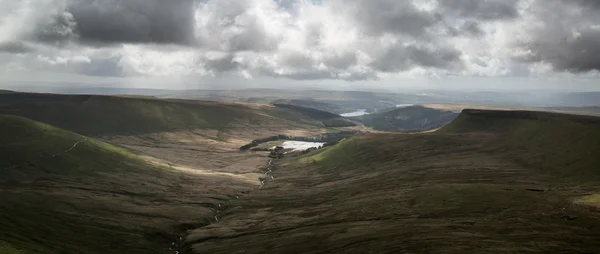 Vackra landskapet i brecon beacons nationalpark med moody s — Stockfoto