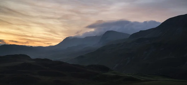 Sunrise dağ manzarası muhteşem canlı renkleri ve beau ile — Stok fotoğraf