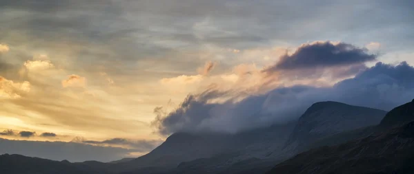 Ohromující východ slunce horské krajiny s zářivými barvami a nápadník — Stock fotografie