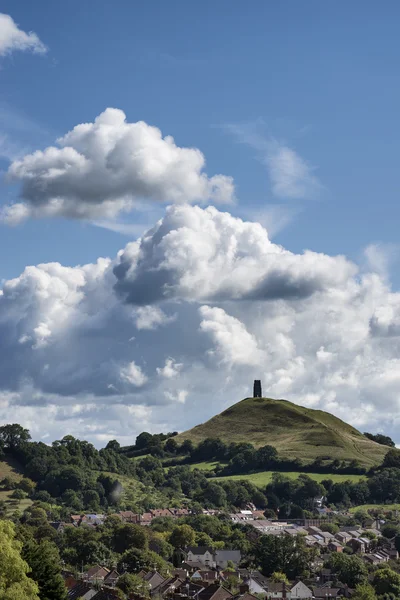 Hermosa vista del paisaje de Glastonbury Tor en el día de verano — Foto de Stock