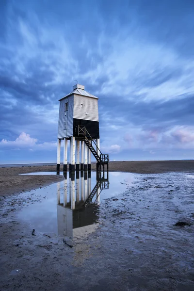 Hermoso paisaje amanecer faro stilt en la playa — Foto de Stock