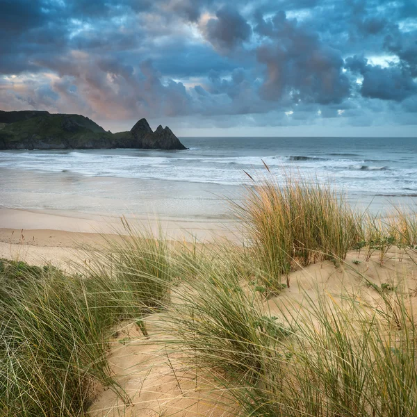 Schöne Sommersonnenaufgangslandschaft über gelbem Sandstrand — Stockfoto