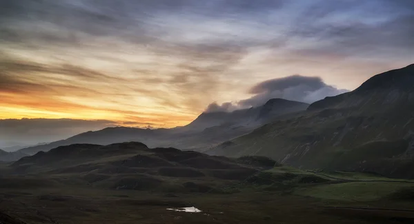 Prachtige zomer dageraad over bergketen met vijver en mooi — Stockfoto