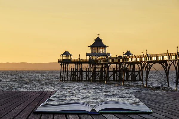 Schöne Langzeitbelichtung Sonnenuntergang über dem Ozean mit Pier Silhouette c — Stockfoto