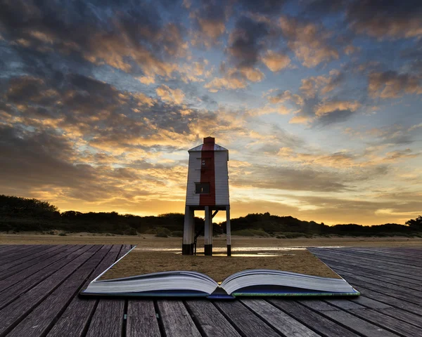 Krásná krajina sunrise chůda maják na pláži koncepční — Stock fotografie