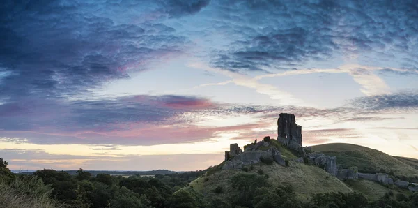 Mooie zomerse zonsopgang boven panorama landschap van middeleeuwse cas — Stockfoto