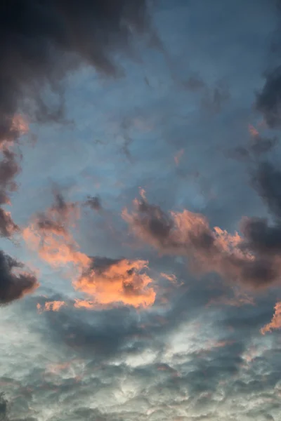 Superbe nuage orageux vibrant formation arrière-plan — Photo