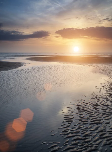 Летний закат над золотым пляжным пейзажем — стоковое фото