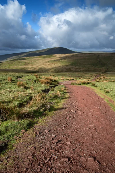 Krásná krajina v národním parku brecon beacons s náladový s — Stock fotografie