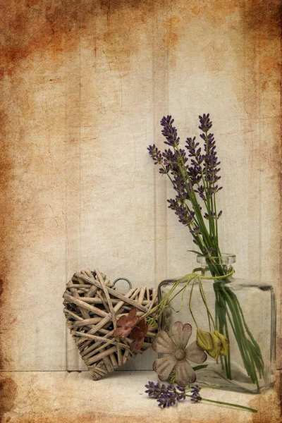 Belle fleur dans un vase avec coeur nature morte concept amour — Photo