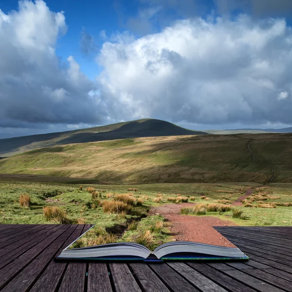 Prachtige landschap van brecon beacons national park met humeurig s — Stockfoto