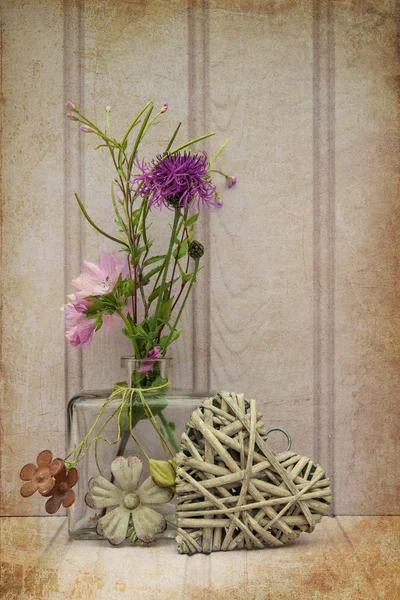 Güzel bir çiçek aranjman kalp natürmort ile aşk kavramı — Stok fotoğraf