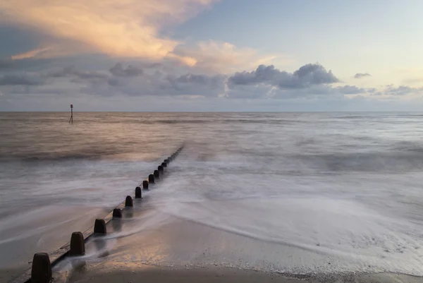 Imagem de conceito vibrante de exposição longa bonita do oceano no por do sol — Fotografia de Stock