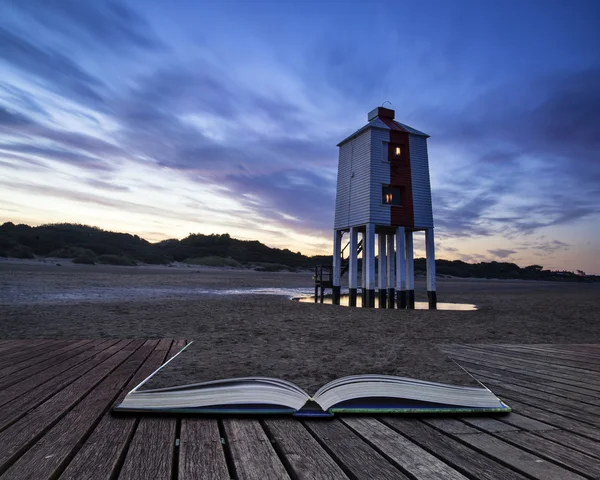 Vackra landskapet sunrise stylta fyr på stranden konceptuella — Stockfoto