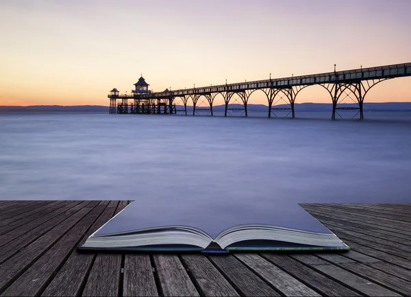 Bella esposizione lunga tramonto sull'oceano con silhouette molo c — Foto Stock