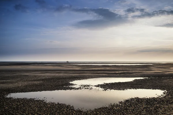 Immagine concettuale del paesaggio di due persone sulla spiaggia remota — Foto Stock