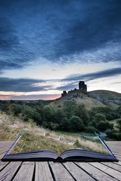 Hermoso amanecer de verano sobre el paisaje de ruinas del castillo medieval — Foto de Stock