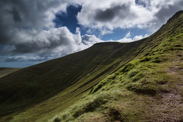 Hermoso paisaje del Parque Nacional Brecon Beacons con s malhumorado — Foto de Stock