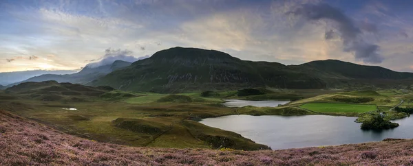 Heather dağ lak ile çarpıcı gündoğumu panorama manzara — Stok fotoğraf