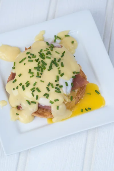 Eggs Benedict toasted English muffins ham poached eggs and holla — Stock Photo, Image