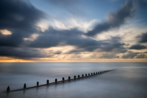 Imagem de conceito vibrante de exposição longa bonita do oceano no por do sol — Fotografia de Stock