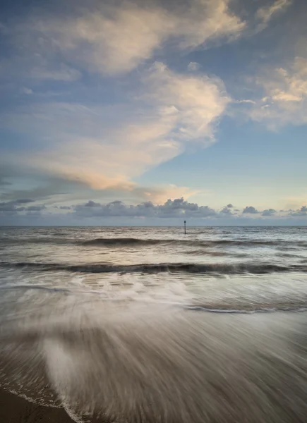 Mooie lange blootstelling levendige concept afbeelding van Oceaan bij zonsondergang — Stockfoto