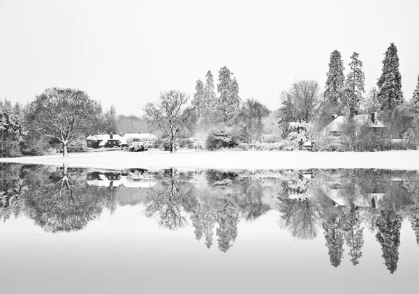 Blanco y negro Invierno granja de nieve paisaje reflejado en congelado —  Fotos de Stock