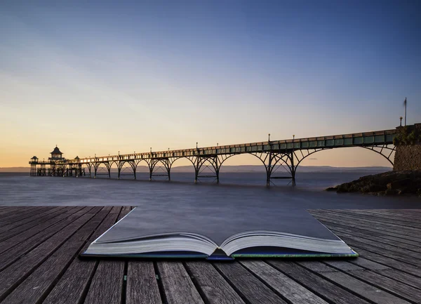 Schöne Langzeitbelichtung Sonnenuntergang über dem Ozean mit Pier Silhouette c — Stockfoto