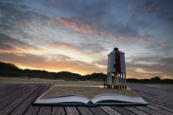 Amanecer paisaje de madera faro de zancada en la playa en verano — Foto de Stock