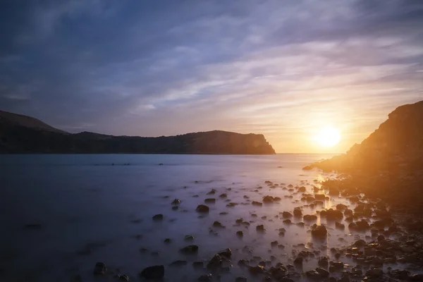 Atemberaubende, pulsierende Sonnenaufgangslandschaft über der Lulworth Bucht jurassic — Stockfoto