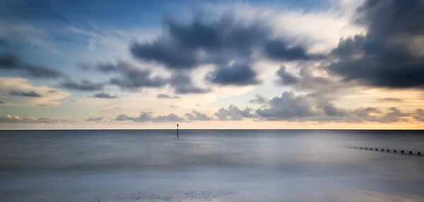 Imagem de conceito vibrante de exposição longa bonita do oceano no por do sol — Fotografia de Stock