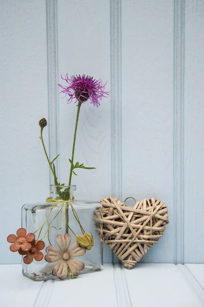 Красивый цветок в вазе с сердцем натюрморт концепция любви — стоковое фото