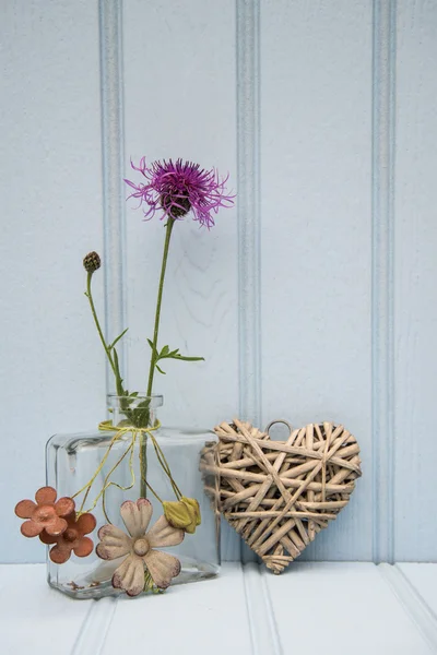 Schöne Blume in der Vase mit Herz Stillleben Liebe Konzept — Stockfoto