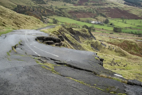 Paesaggio della strada collassata A625 nel Peak District Regno Unito — Foto Stock