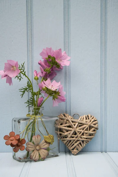 Vacker blomma i vasen med hjärtat stilleben älskar konceptet — Stockfoto