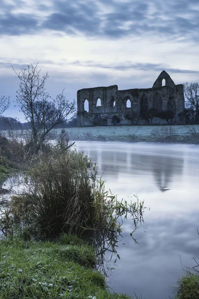 Prachtige zonsopgang landschap van Priorij ruïnes in platteland locat — Stockfoto