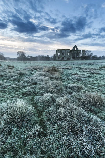 Beau lever de soleil paysage de ruines Prieuré dans la campagne locat — Photo