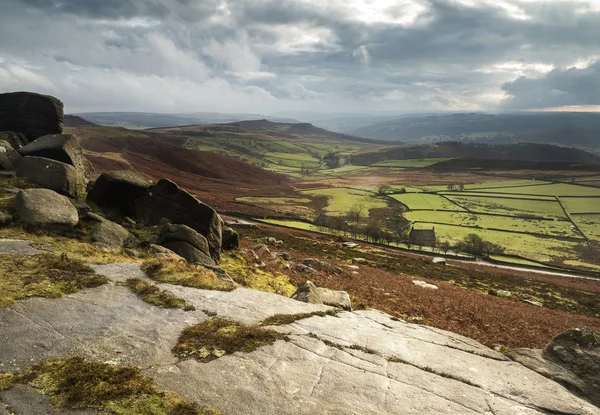 Hermosa tarde por la noche la luz de otoño sobre Stanage Edge Peak Distr —  Fotos de Stock