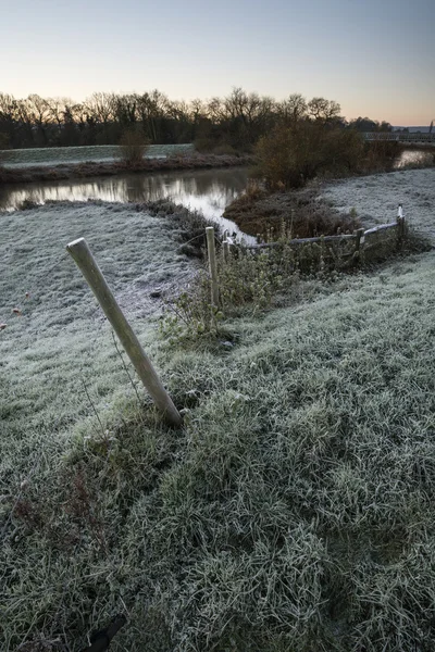 Landschaft Winter Surnise von Fluss und frostigen Feldern — Stockfoto