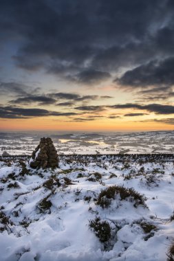 C kar üzerinden canlı batımında güzel kış manzara kaplı