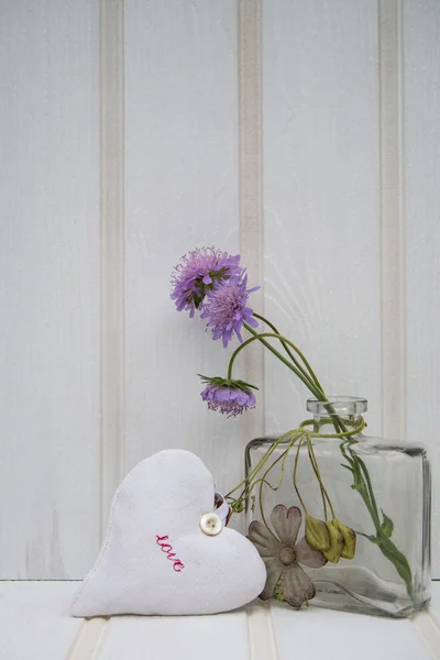 Красивый цветок в вазе с сердцем натюрморт концепция любви — стоковое фото