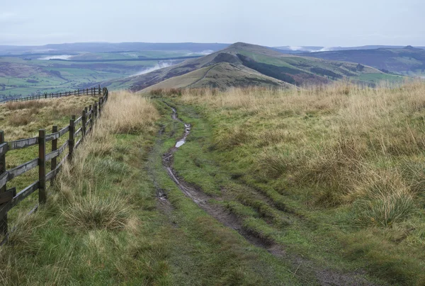 Otoño Paisaje matutino de otoño a través de la cresta de Mam Tor en Peak Distr —  Fotos de Stock