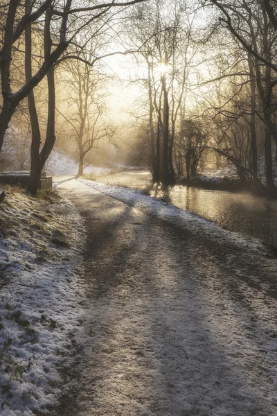Mooie wintersneeuw bedekt platteland landschap van rivier flo — Stockfoto