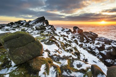 Sno üzerinde seyir dağlardan çarpıcı kış günbatımı manzarası