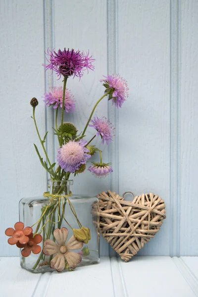 Schöne Blume in der Vase mit Herz Stillleben Liebe Konzept — Stockfoto