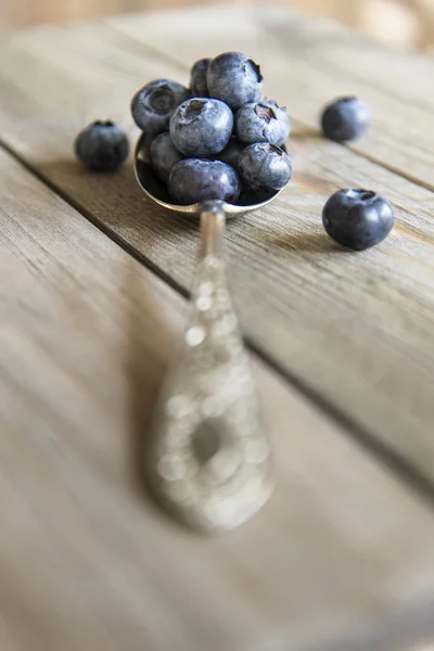 Blaubeeren in rustikaler Küche mit altem Holzhintergrund — Stockfoto