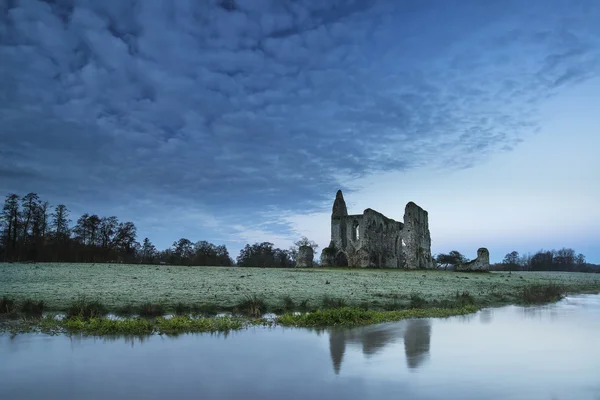 Bellissimo paesaggio all'alba di rovine del Priorato in località di campagna — Foto Stock