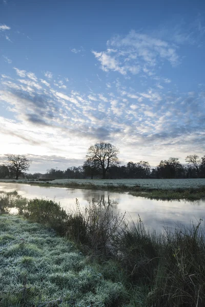 Paysage du lever du soleil à la campagne avec ciel humide et rivière qui coule — Photo